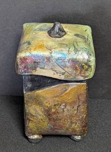 lot 24 image: Small Raku Pottery Box by Aron Frogge