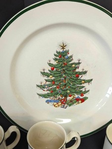 lot 38 image: Vintage Cuthbertson Christmas Tree Dishes