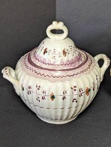 lot 42 image: Assorted Vintage Painted Porcelain Dishes
