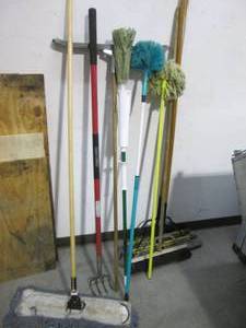 lot 9 image: Shop brooms, dust mops and curved floor Squeegee