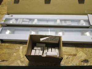 lot 27 image: 32 under cabinet halogen task light with small box of replacement bulbs