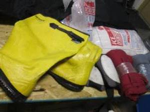 lot 46 image: Hybrid Eva foam knee protection, size 16 rubber boots, fleece blankets and ice melt