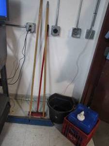 lot 49 image: Corner lot of shop floor cleaning supplies