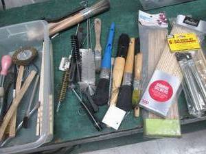 lot 59 image: Assorted lot of wire brushes, glue brushes and other supplies
