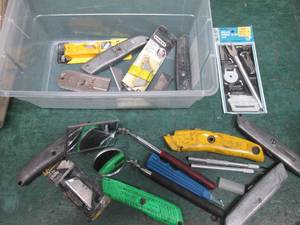 lot 60 image: Lot of utility knives, exacto knives and replacement blades