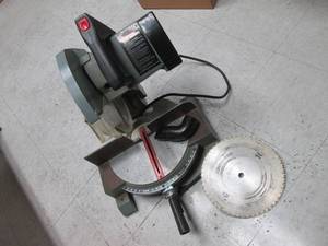 lot 67 image: Delta compound miter saw