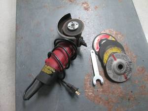lot 68 image: Tool Shop electric angle grinder with Chuck key and replacement discs
