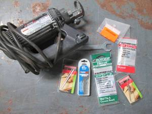 lot 70 image: Plunge router and assorted supplies