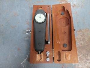 lot 81 image: Hunter Spring 1000g force measurement Guage with wood case