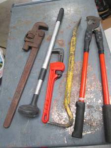 lot 84 image: Heavy duty pipe Wrenches, pry bar, lopper and magnetic wand