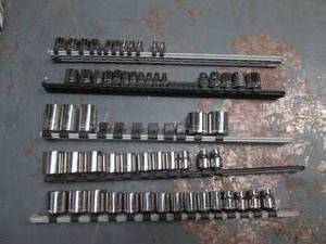 lot 86 image: Craftsman shallow well 14 and 38 SAE and Metric socket sets on rail clips