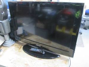 lot 106 image: Samsung 32 flat-screen TV...
