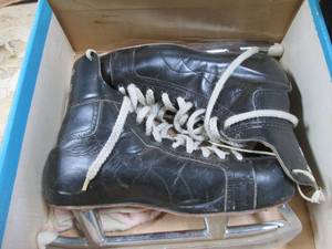 lot 111 image: CCM mens leather hockey skates in box
