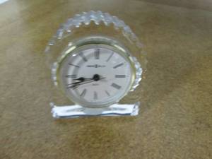 lot 121 image: Crystal casing Howard Miller desk clock