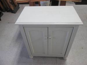 lot 152 image: 3ft 2-door white painted storage cabinet
