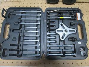 lot 153 image: Pittsburgh Bolt-type wheel puller set