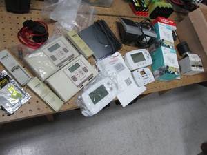 lot 155 image: Box of household Thermostats, insulgrips and other supplies
