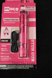 lot 420 image: Mace Dual Compact Stun Gun  Flashlight