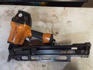 lot 10 image: Bostitch F21PL plastic collated framing nailer