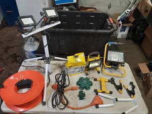 lot 17 image: assorted work lights, extension cords, multi plugs