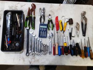 lot 40 image: assorted hand tools