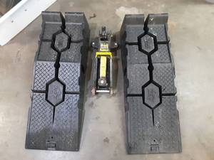 lot 48 image: Pair of heavy duty plastic Rhino Ramps and black jack floor jack (no handle)