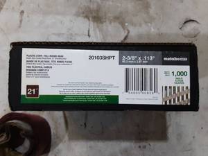 lot 32 image: Full case of 1000 2-38x.113 Metabo HPT 21 degree plastic strip nails