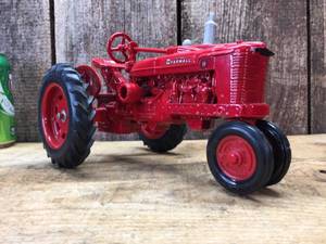 Ertl 1988 Diecast Farmall H Tractor