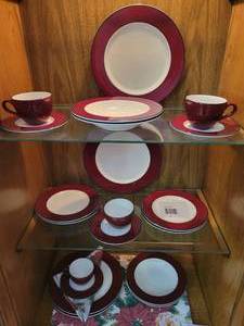 lot 9 image: 8 x 5 piece place settings of Pagnossin Ironstone Dinnerware. 40 pieces total.
