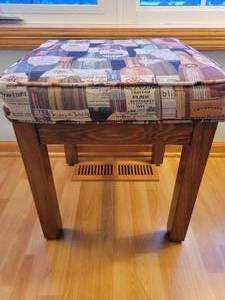 lot 11 image: Wine bottle design Stool.