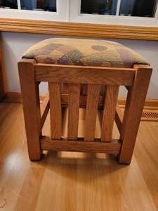 lot 17 image: Arts & Crafts Mission Oak Foot Stool.