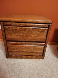 lot 21 image: 2 drawer oak Night Stand.