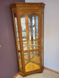 lot 32 image: Oak 5 shelf Corner Cabinet. With 3 way light.