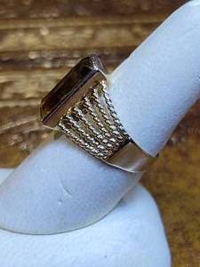 lot 64 image: 14k Yellow Gold  15mm x 5mm Amber Stone