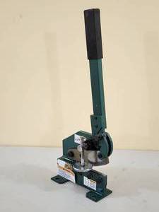 lot 28 image: Grizzly Workbench Top Mounted Sheet Metal Shear