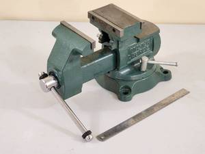 lot 26 image: Large Master Force Workbench Mounted Vise