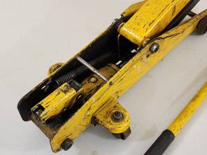 lot 64 image: 2-Ton Yellow Hydraulic Floor Jack