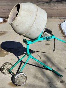 lot 24 image: Imer Portable Cement Mixer