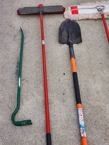 lot 81 image: Assorted Yard Tools