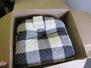 box of 3 seat cushions&nbsp