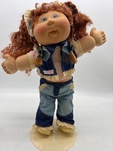 lot 50 image: Vintage CABBAGE PATCH Play Along Strawberry Kinky Cornsilk Haired Girl Denim Outfit