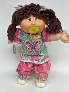 lot 68 image: Vintage CABBAGE PATCH Paci Girl Brown Loop Bangs & Double Ponytails Butterfly Outfit Original Tag