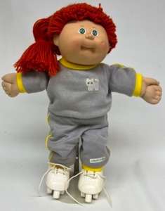 lot 71 image: Vintage Loop Redhead CABBAGE PATCH Green Eyed Girl Doll in Kitty Jogger Suit HM#8