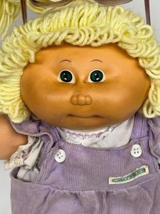 lot 76 image: Vintage Early CABBAGE PATCH Girl HM#1 Purple Corduroy Overalls Blonde Yellow Loop Hair