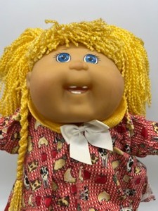 lot 41 image: Vintage Blonde CABBAGE PATCH True 1st Edition K-7 Girl in Ginham Dress- Toothy Smile