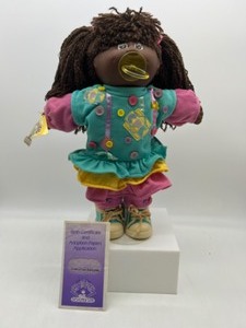 lot 79 image: Vintage CABBAGE PATCH Reroot Hair Brown Eyes Designer Line CLothing SAMANTHA EARLENE Original Hangtag