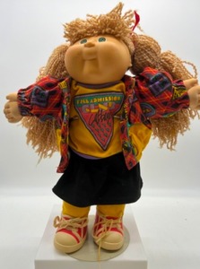 lot 85 image: Vintage CABBAGE PATCH Kinky Wheat Color Hair Green Eyed Girl in Designer Line Clothing