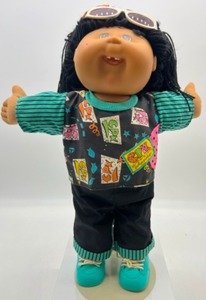 lot 154 image: Vintage CABBAGE PATCH Play Along Designer Line Black Haired Ponytail Girl Hasbro Toothy Smile