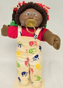 lot 146 image: Vintage Cabbage Patch Girl Doll wNook