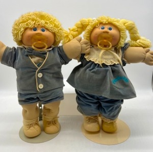 lot 7 image: Rare CABBAGE PATCH Paci Twin Siblings Blonde Boy & Girl in Blue Velvet Outfits